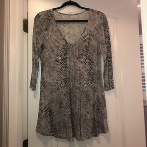 Black, gray and cream 3/4 sleeve top